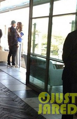 Rihanna e Chris Brown trocam carinhos durante evento do pré-<i>Grammy</i>