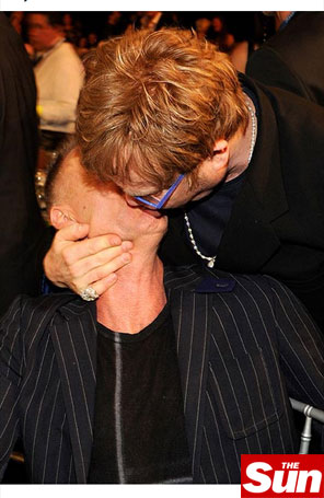 Elton John rouba um beijo de Sting
