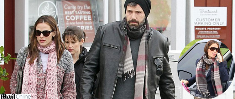Ben Affleck usa cachecol da esposa em passeio com a família