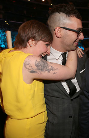 Lena Dunham abraça namorado no <i>Grammy</i>