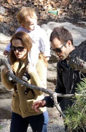 Natalie Portman tem um dia no parque com o marido e filho