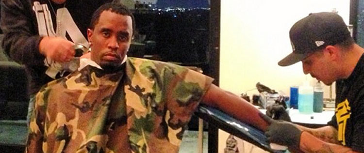 P.Diddy faz nova tatuagem enquanto corta o cabelo