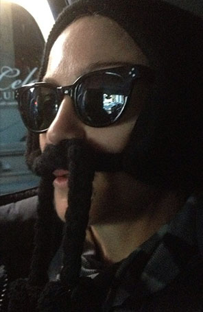 Madonna posta foto usando bigode. Veja!