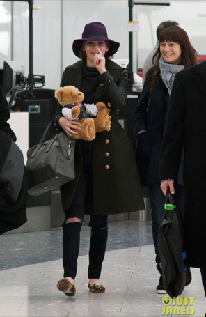 Jennifer Lawrence deixa o aeroporto de Londres com ursinho de pelúcia no colo