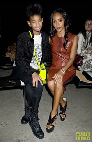 Willow Smith comparece a desfile ao lado da mãe
