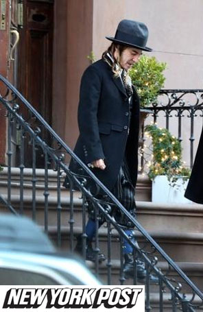 John Galliano nega provocação com visual polêmico