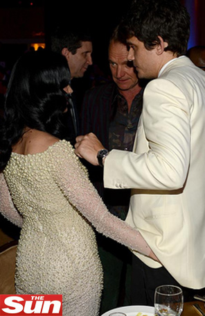 Katy Perry teria apalpado o <I>derrière</i> de John Mayer