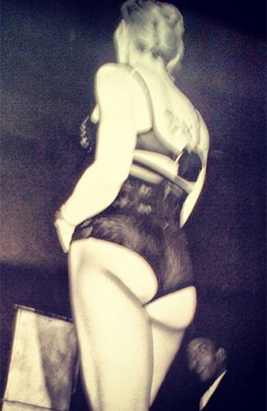 Madonna deixa o <I>derrière</i> em evidência e divulga foto