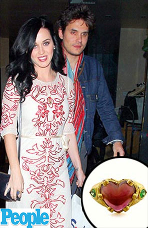 Katy Perry ganha aliança em formato de coração de John Mayer