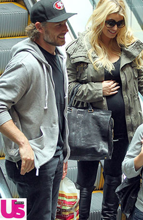 Jessica Simpson exibe a barriguinha de grávida em passeio com o noivo