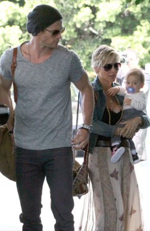 Chris Hemsworth não tira os olhos da filha e da mulher