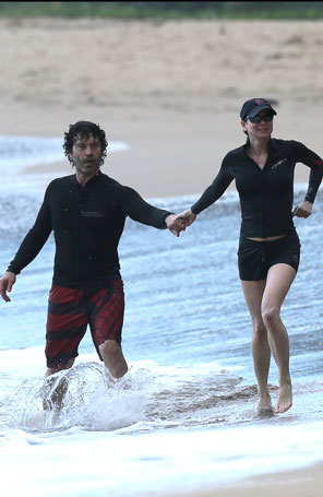 Renée Zellweger desembarca no Havaí para tirar férias ao lado do namorado