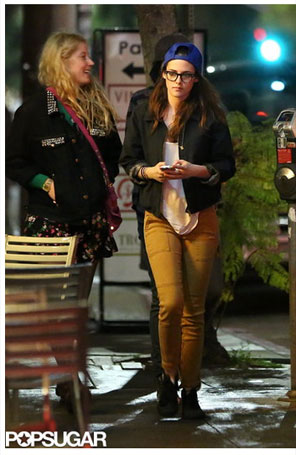 Kristen Stewart sai para jantar com os amigos