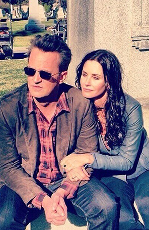 Matthew Perry e Courteney Cox posam juntos em cemitério