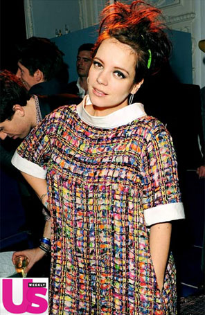 Um mês após dar à luz, Lily Allen faz sua primeira aparição