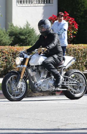 Brad Pitt passeia de moto anonimamente pelas ruas de Los Angeles