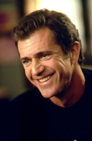 Mel Gibson fica com três mulheres em uma noite