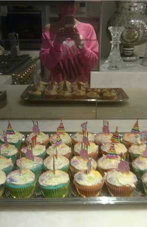Jennifer Lopez faz <i>cupcakes</i> para celebrar aniversário de seus filhos