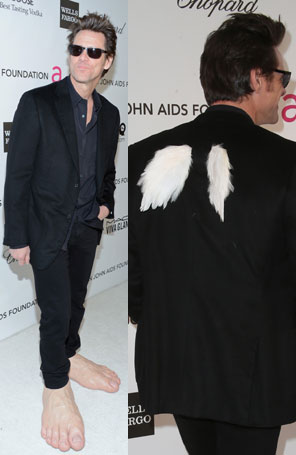 Jim Carrey usa grandes próteses de pés para ir à festa de Elton John