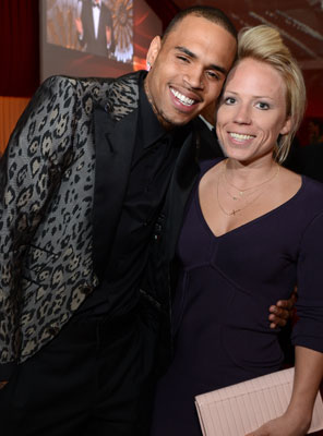 Chris Brown flerta com fã em festa do <i>Oscar</i> de Elton John