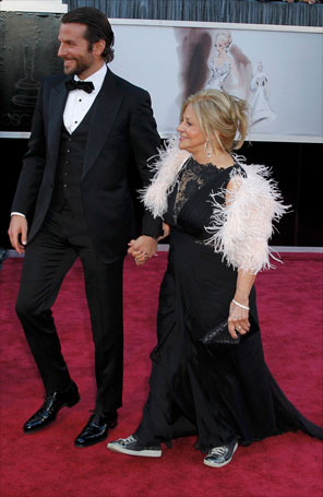 Mãe de Bradley Cooper foi de tênis ao <i>Oscar</i>