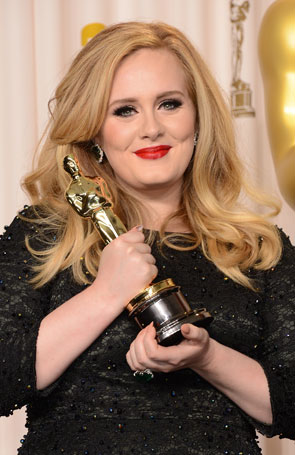 Adele saboreou sua vitória no Oscar com um hambúrguer. Entenda!