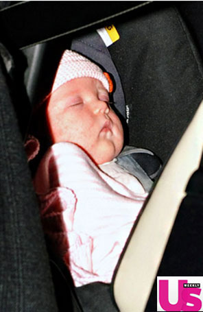 Lilly Allen mostra filha recém-nascida pela primeira vez