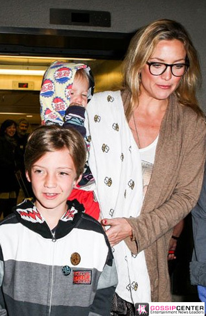 Kate Hudson desembarca em Los Angeles com os filhos, veja!