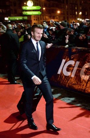 David Beckham passa pelo tapete vermelho ao chegar em estádio de futebol