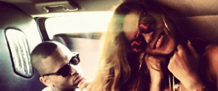 Chris Brown presenteia Rihanna brincos de 130 mil reais, diz revista