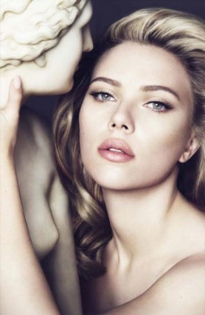 Aparentando <i>topless</i>, Scarlett Johansson estrela campanha de beleza