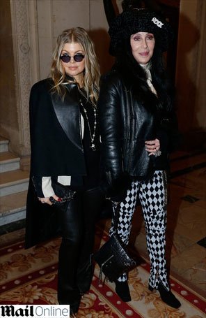 Grávida, Fergie assiste desfile com Cher em Paris