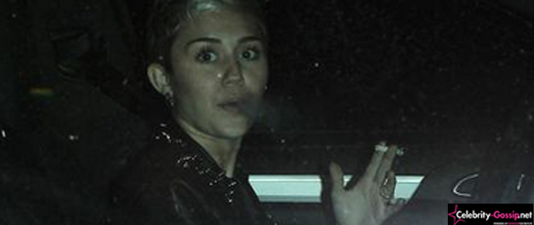 Miley Cyrus é clicada fumando dentro do carro após boatos de traição