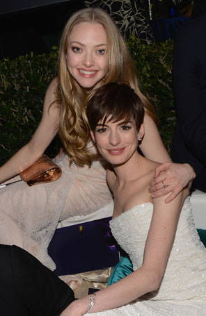 Amanda Seyfried declara seu amor por Anne Hathaway após confusão no <i>Oscar</i>