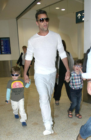 Ricky Martin desembarca na Austrália com os filhos