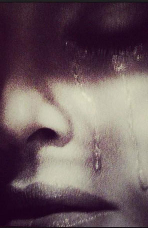 Madonna posta foto em que aparece chorando