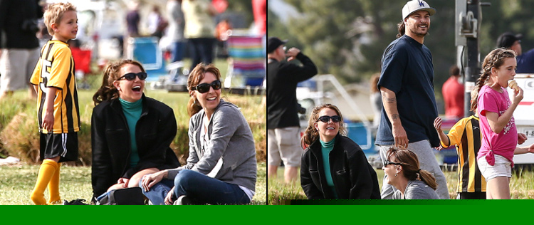 Britney Spears assiste a jogo dos filhos com o ex