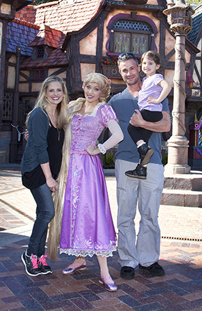 Sarah Michelle Gellar leva filha à <i>Disney</i>