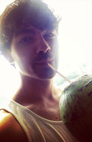 Joe Jonas posta foto tomando água de coco