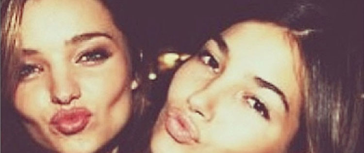 Miranda Kerr faz biquinho em foto