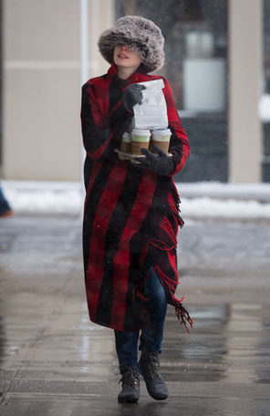 Anne Hathaway é traída por chapéu