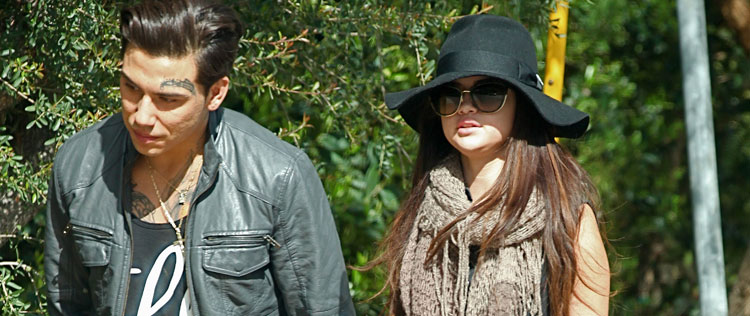 Selena Gomez sai com amigo que tem o rosto tatuado
