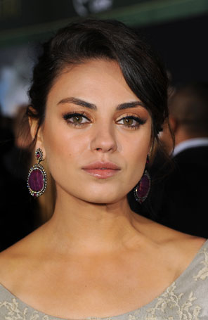 Assédio excessivo da mídia pode acabar com o namoro de Mila Kunis e Ashton Kutcher