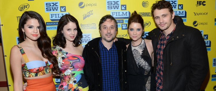 Selena Gomez e James Franco comemoram em festa de lançamento de filme