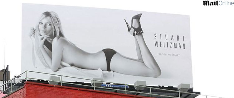 De <i>topless</i>, Kate Moss estampa <i>outdoor</i>. Confira!