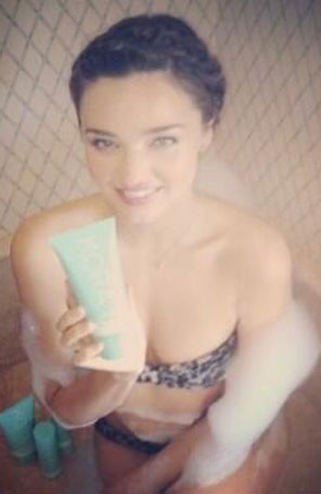 Após acidente, Miranda Kerr volta a trabalhar