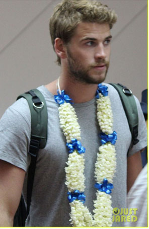 Liam Hemsowrth continua viagem sem Miley Cyrus