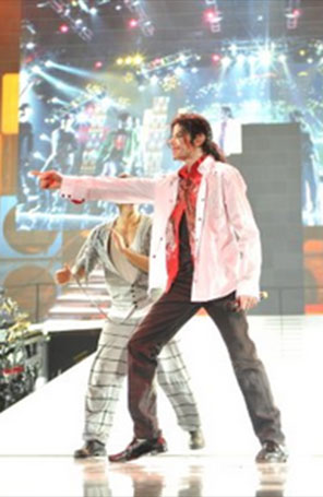 Família de Michael Jackson pede mais de 77 bilhões de reais em indenizações empresa de <i>shows</i>