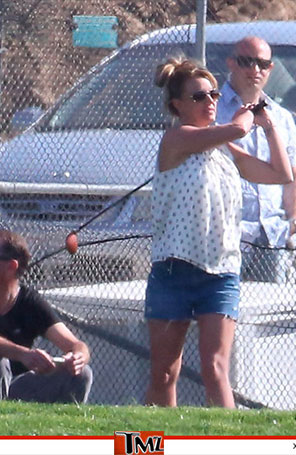 Britney Spears joga golfe ao lado do suposto namorado