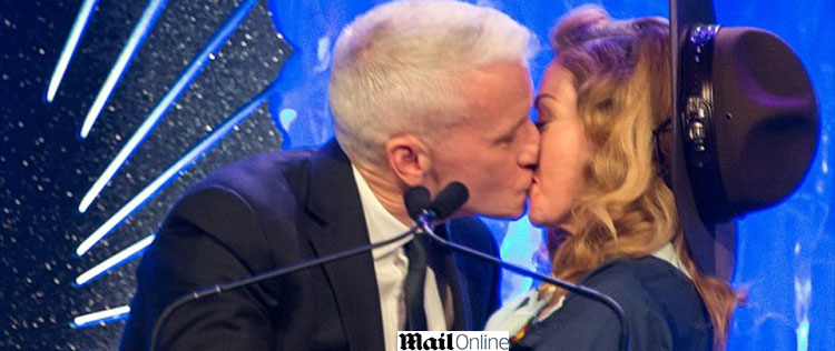 Madonna dá selinho em jornalista durante premiação